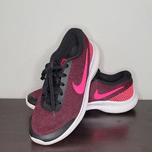 Women's Pink and Black Nike Gym Shoe